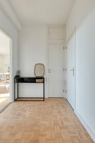 Indeling:<br /><br />Verdieping 10 (bereikbaar met de liften of trap):<br />- inkomhal voorzien van meerdere ingemaakte kasten<br />- apart toilet met handenwasser<br />- woon- en eetkamer (29m²)<br />- volledig uitgeruste halfopen keuken (7,60m²)<br />- overdekt terras (aansluitend aan de keuken) (5m²)<br />- slaapkamer 1 (8,50m²)<br />- slaapkamer 2 (16,50m²)<br />- badkamer met inloopdouche, lavabo en aansluitingen voor wasmachine (4m²)<br /><br />Verdieping -1:<br />- privatieve kelderberging<br /><br />Extra:<br />- verplichte aankoop van een bovengrondse autostaanplaats voor €14.000<br /><br />Bijzonderheden:<br />- volledig instapklaar appartement met een vernieuwde keuken (2024) en badkamer (2021)<br />- panoramisch uitzicht waarbij u elke dag geniet van zowel de zonsopgang als de zonsondergang<br />- veiligheidsdeur aanwezig<br />- gunstige EPC-score, conforme elektriciteit en asbestveilig<br />- netjes onderhouden gebouw met lift, conciërge, pakjesdienst en gemeenschappelijke fietsenberging<br />- ideaal gelegen vlakbij openbaar vervoer, winkels, parken, verschillende invalswegen.. met een mobiscore van 9/10 (!)<br /><br />Bent u geïnteresseerd in dit appartement te koop in 2020 Antwerpen? Aarzel dan niet om contact met ons op te nemen via janice.racaj@dewaele.com of op 03 206 76 73. <br />Wenst u uw eigendom ook te koop of te huur te stellen? We helpen u graag verder. <br />Steeds tot uw dienst om u verder te helpen met al uw vragen over vastgoed!<br /><br />Bestuursmaatregelen in het maatregelenregister: nee