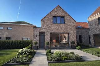 <p><strong>Te koop: Casco woning 2 met veel potentieel – aan 6% btw</strong><br />Woning 2 maakt deel uit van een <strong>kleinschalig woonproject met meerdere woningen</strong>, opgevat als een aangename <strong>woongemeenschap</strong>. Dit biedt extra voordelen zoals <strong>meer veiligheid</strong>, een rustige woonomgeving en een sterk buurtgevoel.</p>
<p>De casco woning vormt een uitstekende basis om volledig naar eigen smaak af te werken en beschikt over <strong>2 slaapkamers</strong>, een <strong>badkamer</strong>, een <strong>keuken</strong> en een <strong>open leefruimte</strong> die zorgt voor een ruimtelijk en licht gevoel. Daarnaast zijn er <strong>parkeergelegenheden</strong> voorzien, wat extra comfort en gemak biedt.</p>
<p><strong>Verkoop aan 6% btw (onder voorwaarden).</strong><br />Interesse? Neem gerust contact op voor meer informatie of een bezoek.</p>