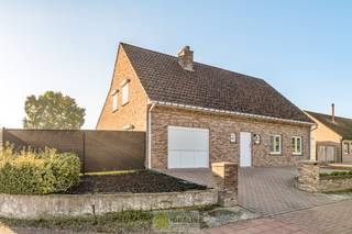 <strong>IDEALIS VASTGOED – ZEER RUIME EENGEZINSWONING MET EEN KNAPPE LEEFRUIMTE MET AANSLUITEND OPEN MODERNE KEUKEN, MOMENTEEL 3 SLAAPKAMERS MAAR MOGELIJKHEID TOT 4 SLAAPKAMERS, 2 BADKAMERS, ONDERKELDERD EN VOLLEDIG AANGELEGD MET EEN KNAPPE TUIN EN HEERLIJK OVERDEKT TERRAS OP EEN PERCEEL VAN 5A 63CA! Deze ruime gezinswoning omvat +- 215m² netto bewoonbare oppervlakte met een aangename woonkamer bestaande uit zit-en eetgedeelte, een open moderne keuken, 3 slaapkamers maar mogelijkheid tot 4 slaapkamers en 2 badkamers. Een unieke kans voor kandidaten op zoek naar een ééngezinswoning voorzien van alle faciliteiten en comfort op een fijne locatie in een residentiële wijk tussen de centra van Oudsbergen, Bocholt, Bree en Peer! De huidige eigenaars hebben de woning in 2023 gerenoveerd en o.a. voorzien van vloerverwarming, een warmtepompboiler en 2 lucht-luchtsystemen om te koelen en warmen!!</strong><br /><br /><strong>LIGGING: </strong><br />Deze woning is gelegen op een aangenaam perceel, in een rustige straat in het rustige Meeuwen-Gruitrode, deel van Oudsbergen. Vanuit deze locatie is men op enkele autominuten verwijderd van zowel de centra van Meeuwen, Wijshagen, Bocholt, Bree en Peer. Sportfaciliteiten, een krantenwinkel, horeca, en vooral ook een heel groene omgeving zijn op wandelafstand bereikbaar. Een rustige ligging gecombineerd met een vlotte verbinding ten opzichte van omliggende gemeenten.<br /><br /><strong>INDELING: </strong><br /><strong>Gelijkvloerse verdieping: </strong><br />– inkomhal/sas – royale leefruimte met zit- en eetgedeelte met aansluitend goed uitgeruste open keuken (voorzien van alle comfort en veel opbergruimte) – toilet gelijkvloers – garage (momenteel ingericht als leefruimte) – hobbyruimte – badkamer gelijkvloers (voorzien van douche en enkele wastafel) – wasplaats –<br /><br /><strong>Bovenverdieping: </strong><br />– Ruime nachthal – slaapkamer 1 – slaapkamer 2 – slaapkamer 3 (momenteel ingericht als master bedroom met dressing) – badkamer bovenverdieping (voorzien van bad en enkele wastafel) – toilet bovenverdieping –<br /><br /><strong>Kelder:</strong><br />– Het grootste gedeelte van de woning is onderkelderd, het overige gedeelte is toegankelijk via kruipkelder –<br /><br /><strong>Tuin: </strong><br />– Woning gelegen op een volledig aangelegd perceel met een overdekt terras van + - 22m², de tuin is volledig omheind –<br /><br /><strong>EXTRA TROEVEN:</strong><br />- Fijne locatie, centraal t.o.v. omliggende gemeenten<br />- Rustige residentiële wijk<br />- Zeer degelijk gebouwde woning<br />- Bouwjaar 1997 – renovatie 2023<br />- Gelijkvloers vloerverwarming - 1ste verdieping radiatoren<br />- Lucht-luchtsysteem gelijkvloers en 1ste verdieping<br />- Onderhoudsvriendelijke afwerking<br />- Prachtige leefruimte met open keuken<br />- Goed uitgeruste en verzorgde keuken<br />- 3 slaapkamers<br />- Mogelijkheid tot 4 slaapkamers<br />- 2 badkamers<br />- Hobbyruimte/werkruimte<br />- Heerlijk overdekt terras<br />- Energievriendelijke woning met gunstig EPC B<br />- Elektrische installatie conform<br /><br /><strong>Stedenbouwkundige Inlichtingen:</strong><br />Bouwvergunning – Woonuitbreidingsgebied - Geen dagvaarding - Geen voorkooprecht – Verkavelingsvergunning<br /><br /><strong>E-peil: </strong>EPC: 200 kWh/m² <strong>met certificaatnummer:</strong> 20260823-0003939044-RES-1<br /><br /><strong>O-peil:</strong> niet overstromingsgevoelig gebied<br />P-score: A<br />G-score: A<br /><br /><strong>Benieuwd naar deze woning?<br />Wenst U advies omtrent uw eigen woning? Graag plannen wij vrijblijvend met U een afspraak in om onze expertise met U te delen, steeds tot Uw dienst!!<br />Neem contact op met IDEALIS VASTGOED op 011/515 565 of mail naar info@idealisvastgoed.be!</strong><br />