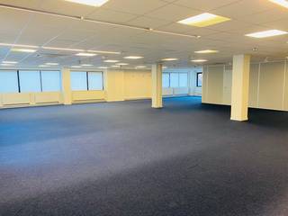 Fantastisch bereikbaar kantoor van 260 m² te huur op amper 250 m van de A12 afrit 2 Strombeek-Bever-Centrum, vlak bij het knooppunt A12/R0...