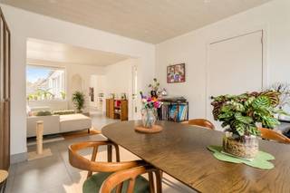 DISCOVERY DAY: Zat. 10/10 van 11u - 12u.Kom als eerste deze woning ontdekken!www.driesstraat89.beOp een boogscheut van het centrum, ideaal en rustig gelegen, krijg je de kans om deze, van kop tot teen vernieuwde, ruime, zonnige rijwoning met uiterst praktische toegang voor fietsen, snoei- en grasafval en vuilnisbakken te ontdekken! De woning werd volledig gestript, geïsoleerd, voorzien van nieuw raamwerk en elektriciteit en een volledig nieuwe inrichting. De woning kreeg daarbovenop nog eens 20 zonnepanelen, alsook een energiezuinige centrale verwarming. Dit garandeert voor de bewoner een zeer laag energieverbruik (Label A). Via de inkomhal met apart toilet kom je in de lichtrijke leefruimte met zicht op het terras en aangelegde tuin. De keuken is oogstrelend en degelijk uitgerust met oven, microgolf, koelkast, diepvries, vitrok. kookplaat en vaatwas. Een wasberging/technische ruimte bevindt zich achteraan de woning. Vanuit de keuken en de berging heb je toegang op het gezellige terras en de grastuin. Gaan we verder naar de 1e verdieping, dan krijg je 2 grote kamers en een mooie badkamer met douche, wastafel en toilet. Dezolderverdieping bestaat uit een enorme masterbedroom, waar ook voorzieningen voor een badkamer mogelijk zijn. De kelder vlakbij de keuken is dan weer opnieuw uiterst praktisch van aard.Wil je een degelijk gerenoveerde woning, zonder werk en klaar voor de toekomst? Dan wordt dit je nieuwe thuis!