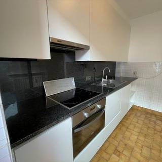 Verhuurd opbrengsteigendom in de nabijheid van alle winkels en het station.<br />Omvat : inkomhal, keuken, vestiaire,living, toilet, twee slaapkamers en terras<br /><br />Voor meer info bel Sophie op 050 41 41 30