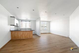 <p><span>Op te frissen appartement (74 m²) met 2 slaapkamers in Deurne.</span></p><p><span> </span></p><p><span>Op een centrale locatie met openbaar vervoer, (lokale) winkels en scholen op wandelafstand treffen we dit betaalbaar appartement met veel potentieel. Met de auto bereik je de snelweg in slechts enkele minuten. Liever de fiets? Je kan hier gemakkelijk gebruik maken van het velo-deelsysteem.</span></p><p><span> </span></p><p><span>Het appartement bevindt zich op de eerste verdieping van een hoekgebouw van 3 hoog. Een groot pluspunt: </span><span>er zijn geen maandelijkse vaste kosten</span><span>. Het water wordt jaarlijks evenredig verdeeld onder de bewoners en de </span><span>verwarming is individueel op gas</span><span>. Je komt binnen in de ruime leefruimte met open keukenhoek – samen goed voor </span><span>45 m²</span><span> aan comfortabele woonruimte. De badkamer (4 m²) is uitgerust met een douchecabine, toilet en lavabomeubel. De twee slaapkamers van </span><span>13 m²</span><span> en </span><span>9 m² </span><span>staan met elkaar in verbinding en kunnen flexibel worden ingericht. Daarnaast beschikt het appartement nog een praktische berging met plek voor een wasmachine.</span></p><p><span> </span></p><p><span>Ben je op zoek naar een betaalbaar appartement met mogelijkheden? Mis deze kans niet!</span></p><p><span> </span></p><p><span>Bewoonbare opp. 74 m² ref.: bruto vloeropp. EPC. Voor meer info of een gratis schatting surf naar www.hansimmo.be</span></p><p><span> </span></p>
