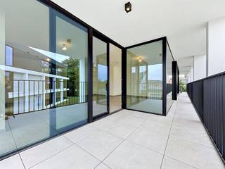 <p><span>Nieuwbouwappartement in residentie Kasteelvijver te Langemark.</span></p><p><span> </span></p><p><span>Dit appartement bevindt zich op de </span><span>eerste verdieping</span><span> en heeft een </span><span>bewoonbaar oppervlakte</span><span> van </span><span>110.51m²</span><span> en een </span><span>terras</span><span> van </span><span>10m².</span></p><p><span> </span></p><p><span>Indeling</span><span>: </span></p><p><span>inkomhal/nachthal </span><span>met </span><span>apart toilet</span><span>, </span><span>open keuken</span><span> (nog vrij te kiezen bij keukenbouwer bepaald door bouwheer met vaste handelswaarde), </span><span>leefruimte</span><span> die directe toegang biedt tot het prachtig </span><span>terras </span><span>omgeven door groen</span><span>.</span><span> </span></p><p><span>Verder zijn er nog </span><span>twee</span><span> volwaardige </span><span>slaapkamers, badkamer </span><span>met inloopdouche en dubbele lavabo en </span><span>berging/wasplaats</span><span>.</span></p><p><span> </span></p><p><span>Er is tevens een </span><span>kelderberging</span><span> bij te kopen, alsook mogelijkheid tot aankopen van </span><span>ondergrondse staanplaats.</span></p><p><span> </span></p><p><span>De </span><span>warmwaterproductie</span><span> en de </span><span>vloerverwarming</span><span> zal opgewekt worden door een bodem/water </span><span>warmtepomp met ingebouwde boiler.</span><span> De warmte wordt uit de grond gehaald via </span><span>geothermie.</span></p><p><span>Doorheen het appartement is er </span><span>ventilatiesysteem D </span><span>(mechanische toevoer en afvoer) voorzien.</span></p><p><span>Het appartement beschikt tevens over</span><span> zonnepanelen</span><span> (760Wp) wat het bovendien uiterst zuinig maakt!</span></p><p><span> </span></p><p><span> </span></p><p><span> </span></p><p><span> </span></p>