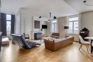 In het centrum van Kortrijk bevindt zich deze veelzijdige opbrengsteigendom, bestaande uit een te renoveren handelspand op het gelijkvloers en twee volledig gerenoveerde appartementen op de bovenliggende verdiepingen.Indeling:- Gelijkvloers: Ruim handelspand met grote vitrine en veel potentieel. Ideaal voor retail, horeca of kantoorruimte. Mits renovatie kan deze ruimte perfect afgestemd worden op jouw commerciële plannen.- 1ste en 2de verdieping: Twee instapklare appartementen, elk met een moderne afwerking, volledig gerenoveerd en verhuurklaar. Perfect voor vaste verhuur of als investering met directe opbrengst.Troeven:- Toplocatie in het centrum, op wandelafstand van winkels, horeca, het station en openbaar vervoer.- Combinatie van renovatiepotentieel én instapklare eenheden.- Ideaal voor investeerders of ondernemers die wonen en werken willen combineren.Dit pand kan onderhevig zijn aan de renovatieverplichting die door de Vlaamse overheid wordt opgelegd voor niet-residentiële gebouwen. Consulteer voor meer informatie de website van het Vlaams Energie- en Klimaatagentschap via https://www.energiesparen.be/nr/renovatieverplichting.Bent u op zoek naar een opbrengsteigendom te koop in Kortrijk? Aarzel dan niet om ons te contacteren op het nummer 056 21 11 11.