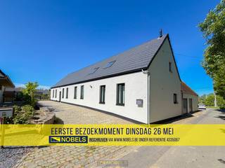 <span><span><strong>1ste bezoekdag dinsdag 26 mei! Inschrijven kan via www.nobels.be onder referentienummer 4335067.</strong></span></span><br /><br /><strong>ENERGIEZUINIGE </strong>en <strong>KARAKTERVOLLE HOEVE</strong> gelegen tussen de <strong>UITGESTREKTE WEILANDEN</strong> en de<strong> PANORAMISCHE VERGEZICHTEN</strong> van de glooiende Vlaamse Ardennen! Dit pareltje dateert van 1786, maar onderging vanaf begin de jaren 2000 tot nu een <strong>TOTALE METAMORFOSE</strong> met veel respect voor de <strong>AUTHENTICITEIT</strong>! Alle warme elementen werden behouden, maar gemoderniseerd om zo de <strong>NODIGE COMFORT </strong>aan de bewoners te bieden. Zo werd de woning voorzien van <strong>CREPI GEVELBEKLEDING MET EXTRA ISOLATIE </strong>en een <strong>NIEUW DAK</strong>, waardoor de woning beschikt over een <strong>GUNSTIG EPC-LABEL B</strong>. Met zijn <strong>RUIME BEWOONBARE OPPERVLAKTE </strong>van <strong>279m² </strong>vormt deze woning dit de ideale thuis voor een <strong>GEZIN </strong>of gewoonweg voor wie nood heeft aan <strong>RUST </strong>en <strong>RUIMTE</strong>. <br />De indeling omvat een inkomhall met toegang tot de woonkamer, een ingerichte keuken, berging/wasplaats, 2 gelijkvloerse slaapkamers, waarvan 1 met badkamer, en een bureauruimte. Op de verdieping vinden we 2 bijkomende slaapkamers en een 2de badkamer. Buitenshuis beschikt deze eigendom over een ruime oprit, een garage en een groene tuin. <br /><br />Adres: Ommegangstraat 14 te Horebeke <br /><br />EPC: 148kWh/m², G-score en P-score A, Geen renovatieverplichting van toepassing, Bestuursmaatregelen in het maatregelenregister: Nee