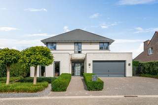 Op een uitstekende en bijzonder rustige locatie in Putte bevindt zich deze ruime vrijstaande woning met een bewoonbare oppervlakte van maar liefst 345 m² op een perceel van 780 m². Gelegen in een doodlopende straat geniet u hier van rust en privacy, terwijl u toch een vlotte verbinding heeft naar winkels, scholen en andere voorzieningen.<br /><br />Wandel door de woning via deze prachtige video.<br /><br />Via de ruime inkomhal, voorzien van een gastentoilet en vestiaire, betreden we de woning. De lichtrijke woonkamer beschikt over grote raampartijen die zorgen voor een aangename natuurlijke lichtinval en een mooi zicht op de tuin. De gezellige gashaard creëert bovendien een warme en sfeervolle leefomgeving.<br />De keuken is voorzien van de voornaamste toestellen en sluit aan op een ruime en praktische bijkeuken. Vooraan in de woning bevindt zich een extra polyvalente ruimte die perfect kan worden ingericht als bureau, ruimte voor een bijberoep of eventueel als slaapkamer.<br /><br />Via de nachthal bereiken we de vier volwaardige slaapkamers. Eén van de slaapkamers beschikt over een eigen dressing en douchekamer, wat zorgt voor extra comfort en privacy. De ruime badkamer is uitgerust met een ligbad, douche en dubbele lavabo. Op de overloop bevindt zich bovendien nog een extra apart toilet.<br />Een vaste trap leidt naar de tweede verdieping, die volledig werd afgewerkt. Deze ruime verdieping biedt tal van mogelijkheden en kan perfect dienstdoen als extra slaapkamer, hobbyruimte, bureau of speelruimte.<br /><br />Verder beschikt de woning over een zeer ruime garage, een kelder, een centraal stofzuigsysteem en tal van praktische bergruimtes.<br />Buiten geniet u van een leuke en aangename tuin waar u in alle rust kunt genieten van het mooie weer en de groene omgeving. De ruime oprit biedt bovendien voldoende parkeergelegenheid op eigen terrein, wat zorgt voor extra comfort voor bewoners en bezoekers.<br /><br />Ook energetisch scoort de woning goed met een EPC-label C en een EPC-score van 203 kWh/m²jaar.<br /><br />Contacteer ons voor meer informatie op 0473/27 88 57 of bezoek Boonstra Vastgoed.<br />Bijzonderheden:<br />6 volwaardige slaapkamers<br />345 m² bewoonbare oppervlakte<br />Gelegen in een doodlopende straat<br /><br /><br />