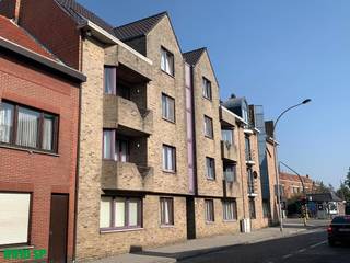 Centraal gelegen garage (nummer 10) met wit metalen kantelpoort - lengte: 6m x breedte: 3m - geen elektriciteit voorzien.Voor bijkomende inlichtingen...