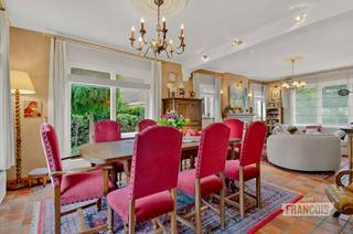 Op een ruim en bijzonder rustig perceel van 1.041 m² treffen we deze royale villa.<br /><br />De woning beschikt over een bijzonder aantrekkelijke indeling met royale leefruimtes, vier volwaardige slaapkamers en verschillende bijkomende ruimtes die tal van mogelijkheden bieden. Dankzij de zolderverdieping bestaat er bovendien de mogelijkheid om bijkomende kamers te creëren.<br /><br />Bij het betreden van de woning wordt u verwelkomd in een ruime inkomhal met vestiaire. Verder bevindt zich op het gelijkvloers een afzonderlijke bureauruimte, ideaal als thuiswerkplek of hobbyruimte. De ruime leefruimte geniet van een aangenaam zicht op de tuin en sluit rechtstreeks aan op de keuken. Daarnaast beschikt de woning over een afzonderlijke eetplaats en een badkamer op het gelijkvloers.<br /><br />Op de eerste verdieping leidt de nachthal naar vier slaapkamers en een afzonderlijk toilet. De zolder biedt daarnaast nog interessant uitbreidings en opbergpotentieel.<br /><br />Ook praktisch is deze villa bijzonder sterk. Zo beschikt de woning over een ruime garage voor twee wagens, aangevuld met een royale oprit en een voortuin.<br /><br />Achteraan het perceel ontvouwt zich een magnifieke en bijzonder ruime tuin, waar rust en privacy centraal staan. Dankzij de ligging van het perceel geniet u hier van een uitzonderlijk gevoel van rust en ruimte, volledig weg van de drukte.<br /><br />
