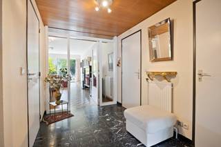 Bent u op zoek naar een ruim appartement dat het comfort van de stad combineert met de rust van de rand? Dit unieke appartement in Laken, perfect gelegen op de grens van Brussel en Vlaams-Brabant, biedt het beste van twee werelden. Het bevindt zich in een kleinschalig gebouw met slechts 4 mede-eigenaars en ligt op wandelafstand van het openbaar vervoer, scholen, supermarkten en lokale handelaars. Het appartement bevindt zich op de eerste verdieping en is vlot bereikbaar met de lift en is als volgt ingedeeld:- Inkomhal- Lichtrijke leefruimte met prachtige, authentieke parketvloer- Terras EN tuin- Keuken met ontbijthoek en handige berging.- Badkamer: Met douche en wastafel- Twee slaapkamersBijkomend zijn nog de uitzonderlijke faciliteiten op het gelijkvloers:-Eigen oprit en garage voor 2 auto’s (in de lengte)- Praktische kelder- Atelier / polyvalente ruimte: Een multifunctionele ruimte mét eigen sanitair. Perfect als hobbyruimte, thuiskantoor, praktijkruimte of extra opslagBent u klaar om dit unieke appartement zelf te ontdekken? Wacht niet te lang, want vastgoed met zulke troeven is uiterst gegeerd. Neem snel contact met ons op voor meer informatie en/of een bezoek ter plaatse!