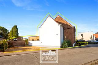<p>"ABSOLUTE TOPPER" - Afspraak ENIGE BEZOEKDAG ENKEL telefonisch via Randy Remue op 0479/ 99. 99. 90, meer info en foto's via Facebook "Remue Randy" - LIKE de pagina en blijf op de hoogte van alle nieuwe woningen. De stukken van de woning zijn te consulteren op www.immo-zone.be. Deze instapklare woning met 3 slpks, zonnepanelen en tuin vinden we te Leeuwergemstraat 37, Zottegem. Indeling: Via de inkomhal met ingemaakte kasten en stijlvolle houten trap bereiken we de lichtrijke leefruimte met zithoek en ruime eetplaats. De open, moderne keuken is praktisch ingericht met voldoende kasten, een centraal kookeiland en inbouwtoestellen. Dankzij de open indeling geniet je hier van een mooi geheel waar koken, tafelen en gezellig samenzijn in elkaar overvloeien. Verder beschikt het gelijkvloers over 2 praktische bergruimtes, waarvan één met een was- en bergruimte. Op het 1e verdiep treffen we de 2 volwaardige slpks, ruime dressing en moderne badkamer met inloopdouche, ligbad en dubbel lavabomeubel. Op het 2e verdiep is er de master bedroom met aansluitend een naar wens in te richten ruimte. De woning beschikt over een volledig omheinde tuin met ruim terras en zithoek onder de pergola. Deze knappe woning in Zottegem is een ABSOLUTE TOPPER voor starters, gezinnen en investeerders. Gelegen dichtbij de dorpskern met winkels, openbaar vervoer, scholen en op 10 km van de autosnelweg. P-score: D / G-score: D. VOOR ZEER SNELLE BESLISSERS!!<br />IMMO ZONE RHODELAND - RANDY REMUE - 0479/ 99. 99. 90 </p>