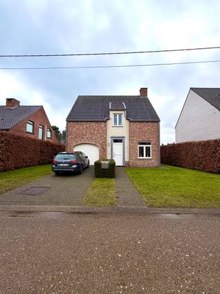 Vrijstaande woning met ruime tuin en 3 slaapkamersBij het binnenkomen betreedt u de inkomhal met gastentoilet. De leefruimte sluit aan op de ruime...