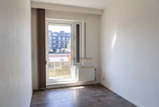 <p><span>Appartement te huur Neerhoeve 28, Schoten</span></p><p><span>Ruim en verzorgd appartement gelegen op een rustige locatie in Schoten. </span></p><p><span>Het appartement beschikt over een ruime woonkamer met balkon en een keuken met oven en gasfornuis. </span></p><p><span>Verder zijn er twee slaapkamers waarvan één met balkon. </span></p><p><span>De badkamer is voorzien van een ligbaddouche en dubbele lavabo. </span></p><p><span>Daarnaast is er een apart toilet, een ruime berging en een aparte garage.</span></p><p><span> </span></p><p><span>Het appartement heeft een gunstig EPC van </span><span>103 kWh/m²/jaar (label B)</span><span>.</span></p><p><span>De maandelijkse gemeenschappelijke kosten bedragen </span><span>80 euro</span><span> en omvatten de syndicus, het water en de elektriciteit van de gemeenschappelijke delen en de garage.</span></p><p><span> </span></p><p><span>Interesse?</span><span><br />Contacteer Verlimmo voor meer informatie of een bezoek ter plaatse.</span></p><p><span>03/658.95.58<br /><span>info@verlimmo.be</span></span></p><p><span> </span></p><p><span> </span></p>