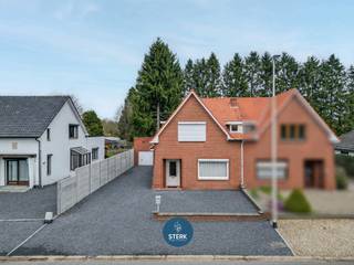 OP TE KNAPPEN GEZINSWONING OP EEN GUNSTIGE LOCATIE TE REKEM ! <br /><br />We vinden deze halfopen bebouwing met een bewoonbare oppervlakte van 140 m² terug op een perceel van 2a 21ca in Rekem-Lanaken. <br /><br />Voor meer informatie, neem zeker een kijkje op onze website via de volgende link:<br />https://www.sterkvastgoedmakelaars.be/detail/te-koop-woning-lanaken/7517437?dosearch=True&flowstatus=ForSale,ForSaleReserved,ForSaleWithBid,ToCompleteForSale,SoldUnderReserve,Sold&pageindex=1&pagesize=12&searchpage=ForSale&sortdirection=DESC&sortfield=pub_flowstatus&transactiontype=Sale