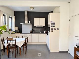 <p><span>GENT - Reigerstraat 23: Ben je op zoek naar een tof gelijkvloers appartement te huur nabij het Sint-Pietersstation te Gent? Lees dan snel even verder.</span></p><p><span> </span></p><p><span>De voornaamste troeven:</span></p><ul><li><span>Rustige, doch centrale ligging op wandelafstand van het Sint-Pietersstation</span></li><li><span>Gelijkvloers</span></li><li><span>Lichtrijke leefruimtes </span></li><li><span>Vlotte bereikbaarheid met openbaar vervoer</span></li><li><span>Nabij belangrijke inval- en uitvalswegen</span></li><li><span>Ruim zonnig terras</span></li><li><span>Geen gemeenschappelijke kosten</span></li></ul><p><span> </span></p><p><span>Indeling:</span><span> </span></p><p><span>Inkomhal, leefruimte open ingerichte keuken (keramische kookplaat, dampkap, spoelbak, combi-microgolf oven, koelkast met vriesvak), 2 slaapkamers en badkamer uitgerust met douche, lavabomeubel en toilet. <br />Privatief en zonnig terras aansluitend op de leefruimte.</span></p><p><span> </span></p><p><span>Belangrijke info:</span></p><p><span>Beschikbaar vanaf: 01/12/2026. Eventueel vanaf 01/10/2026 in samenspraak.</span></p><p><span>Huurprijs: € 900/maand. Domicilie verplicht. EGW (elektriciteit, gas, water afzonderlijk af te rekenen).</span></p><p><span> </span></p><p><span>Interesse in dit aangenaam appartement? Vraag dan snel jouw bezoek aan via onze website www.axellenaerts.be!</span></p><p><span> </span></p>