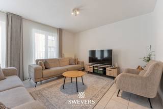 Voor meer info en foto’s, surf naar www.swevers.be – Op de eerste verdieping van Oude Kuringerbaan 12/3 in Hasselt ligt dit instapklare appartement met 90 m² bewoonbare oppervlakte, twee slaapkamers en een terras. Het appartement werd in 2022 volledig gerenoveerd en combineert hedendaags wooncomfort met een centrale ligging vlak bij het centrum. De ruime leefruimte van 32,89 m² biedt plaats aan een gezellige zithoek en volwaardige eettafel. Grote raampartijen zorgen voor veel natuurlijk licht. Aansluitend bevindt zich de open keuken van 8,08 m². Verder zijn er een aparte wasplaats en een afzonderlijk toilet. Het slaapgedeelte omvat twee volwaardige slaapkamers van 13,02 m² en 12,15 m², met centraal gelegen badkamer. Vanuit één slaapkamer heb je rechtstreeks toegang tot het zuidwest-georiënteerde terras van 7,58 m². Ook technisch zit dit appartement goed: EPC-label B, conforme elektriciteit, asbestveilig, lift en parlofoon. Dankzij de grondige renovatie zijn er geen onmiddellijke vernieuwingswerken nodig. Het appartement is momenteel verhuurd aan € 814 per maand, aangevuld met € 56 gemeenschappelijke kosten, wat het ook interessant maakt als investering. De ligging is bijzonder praktisch, met openbaar vervoer, horeca, winkels, scholen en ontspanning in de nabije omgeving. Ook het centrum van Hasselt en de snelwegen zijn vlot bereikbaar. Voor meer informatie, bel 011 255 155. Bron bewoonbare oppervlakte: EPC – verslag.