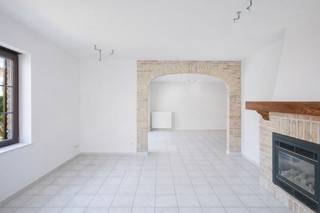 Bijzonder ruime en stevig gebouwde villa, alleenstaand en goed gelegen in het dorp van Dudzele met een vlotte verbinding naar zowel Brugge...