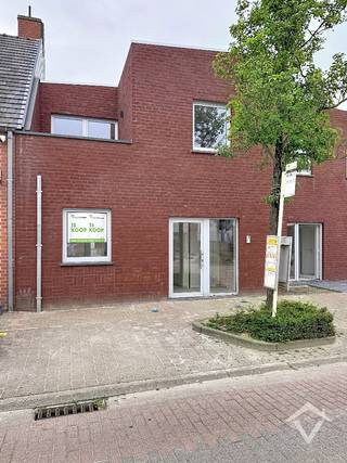 Deze prachtige woning is gelegen in het rustige Ichtegem en beschikt over een tuin en een gezellig terras waar je heerlijk kunt genieten van de buitenlucht. De woning is voorzien van een garage waar je uw auto veilig kunt parkeren.<br /><br />Indeling gelijkvloers: Inkom - toilet - woonkamer - berging - keuken - tuin - terras en afzonderlijke garage.<br /><br />Indeling eerste verdieping: nachthal - badkamer - 3 slaapkamers - terras - toilet<br /><br />EPC: woning in aanbouw <br /><br />Prijzen zijn exclusief aansluitingskosten, exclusief kosten EPB en opmetingskosten, exclusief registratierechten op de grondwaarde en exclusief BTW op de constructiewaarde. <br /><br />6% BTW mogelijk indien voldaan aan de voorwaarden.