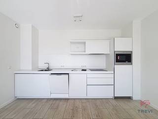 EVERE, vlakbij de NAVO. Mooi ongemeubileerd appartement van ± 62 m² met een balkon van ± 4 m²:Op de 1e verdieping * Hal * Woonkamer van ± 30 m² met...