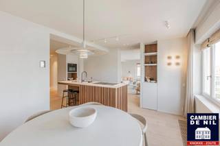 Très belle rénovation d'un appartement spacieux avec vue frontale sur le lac de la Victoire. Situé dans une charmante résidence en style villa,...