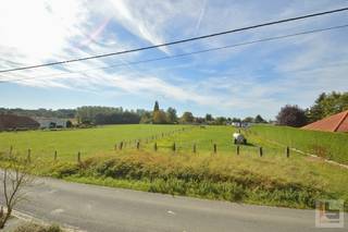 Deze eigendom kan u terugvinden op de stadsrand van Ronse. Op een relatief rustige locatie met groen verzicht voor- en achteraan. De woning is te moderniseren maar kende al enkele renovaties. Zo werd het dak vernieuwd (en geïsoleerd) in 2015 en de badkamer in 2023. Indeling, gelijkvloers: inkomhal, woonkamer, keuken, badkamer, technische berging en een bijkomende tuinberging. Eerste verdiep: traphal, 3 slaapkamers waarvan één toegang biedt - via de vaste trap - tot het zolderverdiep (kan fungeren tot extra slaapkamers). Tot slot biedt de oprit plaats voor 2 wagens en is er een diepe tuin met zicht op groen. Voor meer informatie en/of bezichtiging, contacteer IMMOBOSS: 0472 93 98 79 of tom@immoboss.be