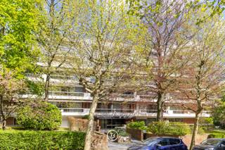 Prachtig hoekappartement op toplocatie in de gegeerde wijk Messidor, op wandelafstand van het Brugmannpark, gelegen in een stijlvolle residentie.<br /><br />Het appartement bevindt zich op de tweede verdieping en beschikt over een inkomhal met vestiaire en gastentoilet. De ruime, lichtrijke leefruimte met salon en eetkamer geeft rechtstreeks uit op een zuidwestgericht terras met optimale zoninval.<br /><br />De volledig uitgeruste Bulthaup-keuken is functioneel en van hoge kwaliteit.<br /><br />Het nachtgedeelte omvat een master bedroom met dressing en en-suite badkamer, een tweede slaapkamer en een wasruimte. Mogelijkheid tot herindeling naar 3 slaapkamers en 2 badkamers.<br /><br />Hoogwaardige afwerking met o.a. gepolierd beton, ingemaakte kasten, marmer, airconditioning en alarmsysteem.<br /><br />Gelegen in een groene, residentiële buurt nabij winkels, restaurants en openbaar vervoer.<br /><br />Twee kelders inbegrepen, autostaanplaats (25.000 €)