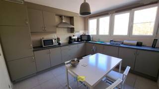 <p><span>In een kleine residentie met lift bieden wij u dit gunstig gelegen, groot dakappartement met ca. 135 m² bewoonbare oppervlakte en voorzien van 3 ruime slaapkamers; elke kamer biedt namelijk de mogelijkheid tot het plaatsen van een 2-persoonsbed.</span></p><p><span>Het appartement is gerenoveerd in 2010: Zo zijn onder meer de ramen in PVC met HR glas voorzien en is er een individuele cv installatie met condensatie ketel op gas (deze staat in de wasberging)</span></p><p><span>De ruime leefkeuken is L-vormig ingericht met kasten en toestellen; de badkamer met velux raam is voorzien van ligbad, douche en lavabomeubel.</span></p><p><span>Tevens beschikt het appartement over een individuele garagebox gelegen achter het gebouw (bereikbaar via de Heislagsebaan) </span></p><p><span>Autostaanplaats verplicht bij te kopen voor € 25 000. Verder is er een verharde parking vooraan zijnde individuele parkeerplaats voor het appartement mee aan te kopen voor €</span><span> 5 000.</span></p><p><span>Boek snel uw afspraak en kom zeker niet TE LAET!</span></p><p><span> </span></p><p><span> </span></p>