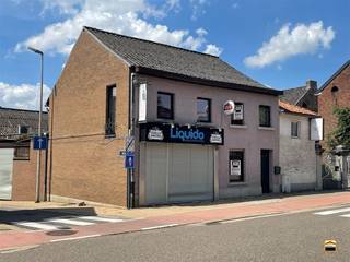 <p><span>Handelspand met bovenliggend appartement te koop in het centrum van Heers.</span></p><p><span>GEEN RENOVATIEPLICHT (LABEL D)</span></p><p><span> </span></p><p><span>In het centrum van Heers vinden we de voormalige trekpleister </span><span>"Liquido"</span><span> terug.</span></p><p><span>In dit hoekpand werd jarenlang succesvol café uitgebaat door de vorige eigenaars. De</span></p><p><span>nodige voorzieningen zijn makkelijk bereikbaar. Bovendien is het café vrij van brouwerijcontract</span></p><p><span>waardoor een nieuwe uitbater geen verplichtingen heeft op dit vlak. Uiteraard kan men hier ook</span></p><p><span>een andere zelfstandige activiteit uitbaten mits het bekomen van de nodige vergunningen.</span></p><p><span> </span></p><p><span>Op vlak van indeling onderscheiden we het volgende:</span></p><p><span>gelijkvloers:</span></p><p><span>Het handelspand beschikt over een ruim handelsgedeelte van 120m², aparte toiletten voor</span></p><p><span>klanten, twee frigo's en een stockruimte. Tot slot zijn er nog een keuken, een CV-ruimte en</span></p><p><span>een privé-toilet die het gelijkvloers vervolledigen.</span></p><p><span>1e verdieping:</span></p><p><span>Het bovenliggend appartement is bereikbaar via een vaste trap. Men komt binnen in</span></p><p><span>in de woon- en eetkamer. Rechts is de badkamer terug te vinden met daarachter twee </span></p><p><span>slaapkamers. De huidige eigenaars waren reeds begonnen met de afwerking hiervan en</span></p><p><span>de reeds aangekochte materialen blijven in het pand aanwezig.</span></p><p><span> </span></p><p><span>Parkeergelegenheid is er voldoende aan de overkant op het gemeenteplein. Daarnaast is de</span></p><p><span>volledige uitrusting aanwezig om onmiddellijk van start te gaan. </span></p><p><span>Dit handelspand kan uiteraard ook dienen voor de uitbating van andere zelfstandige activiteiten.</span></p><p><span> </span></p><p><span> </span></p><p><span>Wenst U meer informatie over dit pand of een bezichtiging ter plaatse,</span></p><p><span>contacteer ons via 012 26 22 05 of info@hetimmohuis.be</span></p>