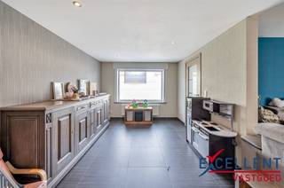 Op zoek naar een ruime, instapklare woning met alle comfort én een mooie tuin? Dan is deze volledig gerenoveerde gesloten bebouwing misschien wel...