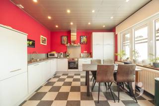 <p><span>Gezellige instapklare woning in het centrum van Haacht!</span></p><p><span> </span></p><p><span>De woning is gelegen in een rustige straat en beschikt over een praktische indeling. Via de inkomhal komen we in de aparte keuken, uitgerust met een kookplaat, oven, wastafel en vaatwasser en een zonnescreen. Aansluitend bevindt zich de gezellige leefruimte met tegelparketvloer en de ruime leefveranda. Dankzij het zonwerende glas, de verwarming en airconditioning, kan u hier het hele jaar door aangenaam vertoeven. Verder beschikt de woning over rolluiken.</span></p><p><span> </span></p><p><span>Op de eerste verdieping bevinden zich twee volwaardige slaapkamers en een derde, compacte kamer die ideaal kan dienen als bureauruimte of kinderkamer. Daarnaast beschikt de woning over een droge, betegelde kelder met aansluitingen voor wasmachine en droogkast.</span></p><p><span> </span></p><p><span>Links van de woning bevindt zich een aparte garage met automatische poort, ideaal als extra stockageruimte en het opbergen van de fietsen. De dubbele oprit biedt bovendien plaats voor de wagen(s).</span></p><p><span> </span></p><p><span>De veranda geeft uit op de goed onderhouden tuin met terras, voorzien van een automatische luifel. Achteraan de tuin is er nog een extra buitenberging. </span></p><p><span> </span></p><p><span>Doorheen de jaren werd bovendien geïnvesteerd in het energetisch comfort. Volgende zaken werden reeds vernieuwd: hoofddak en het plat dak van de garage, inclusief isolatie, ramen, nieuwe leefveranda (2011), gascondensatieketel ter vervanging van de mazoutverwarming en 12 zonnepanelen met groenestroomcertificaten. </span></p><p><span> </span></p><p><span>Interesse? Contacteer ons via 16 15 31 19 of info@immolivit.be</span></p><p><span> </span></p>