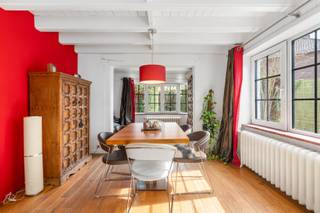 <p><u><strong>Te koop:</strong></u> karaktervolle open bebouwing in Wezembeek-Oppem, gelegen in de Jan Baptist De Keyzerstraat, op een ideale locatie nabij scholen, openbaar vervoer en invalswegen.<br /><br />Deze woning uit 1949 combineert authentieke elementen met een lichtrijke indeling. De ruime tuin van 310 m² biedt mogelijkheden voor ontspanning en buitenleven. Dankzij de centrale ligging in een residentiële woonkern geniet u van een rustige omgeving met alle voorzieningen binnen handbereik.<br /><br /><u><strong>Belangrijkste ruimtes:</strong></u><br />• Lichtrijke woonkamer met open haard en toegang tot de eetkamer<br />• Functionele keuken<br />• Twee slaapkamers<br />• Badkamer met ligbad, toilet en enkele spoelbak<br />• Bureelruimte<br />• Inkomhal met videofoon en ingemaakte kast<br />• Kelder met wasmachine-aansluiting, ketelruimte en inpandige garage<br />• Zolder bereikbaar via zolderluik<br />• Oostgerichte tuin met terras en tuinhuis<br /><br /><u><strong>Troeven:</strong></u><br />• Authentieke elementen die het karakter van de woning bewaren<br />• Ideale ligging nabij scholen, openbaar vervoer en invalswegen<br />• Lichtrijke woning met aangename indeling<br /><br />Meer informatie of een bezoek met Lynn Gorin? Contacteer ons via +3223351115<br />JOUW DROOMHUIS. ZO GEVONDEN!</p>