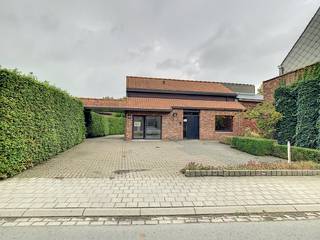Office of approximately 130m² spread over various areas with parking in the center of Tielt.Available from July 1. Layout:- entrance hall with...