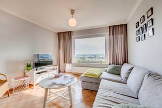Tof en lichtrijk één slaapkamer appartement op de <strong>7e verdieping</strong> van Residentie Fabiola III. Deze residentie heeft een heel <strong>goede bereikbaarheid</strong> naar de E17, de Grote Markt van Sint-Niklaas en is gelegen vlakbij het Waasland Shopping Center. Het appartement heeft een inkomhal, een ingerichte keuken, een woonkamer, 1 slaapkamer, een badkamer (met douche & lavabo) en een aparte toilet. Er is ook een <strong>bijzonder rustig doorloopterras van 11m²</strong> grenzend aan de woonkamer, keuken en slaapkamer van waarop je een <strong>prachtig uitzicht</strong> hebt. Het appartement beschikt over <strong>centrale verwarming </strong>op aardgas en <strong>PVC ramen met dubbel glas</strong>. In het gebouw is ook een <strong> collectieve fietsenberging</strong> aanwezig. Het appartement heeft een bijzonder <strong>gunstig EPC</strong> van 130 kWh/m². <br /><br /><u>Huurprijs:</u><br />Appartement: € 790/maand<br />+ Gemeenschappelijke kosten: € 50/maand <br />+ Verwarming en waterverbruik: provisie van 75€/maand (met op het einde van het jaar een afrekening op basis van het effectieve verbruik)<br /><em>Individuele teller voor elektriciteit.</em><br /><br />Het appartement is<strong> onmiddellijk beschikbaar.</strong><br /><br /><strong>Een bezoek kan uitsluitend door een mail te sturen naar <u>cvg@claves.be </u></strong>