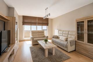 Soms voel je het meteen: dit is thuiskomen.<br /><br />148 m² woonruimte, een zuidgericht terras van 20 m², en zowel het station als het bruisende centrum van Lokeren op wandelafstand. Deze royale duplex brengt ruimte, licht en comfort samen in een rustige, kleinschalige residentie.<br /><br />Binnen valt je oog meteen op de lichtrijke leefruimte met parketvloer: open, warm, en gemaakt om in te leven. De volledig ingerichte keuken sluit er naadloos op aan. En vanuit de leefruimte stap je zo het afgesloten zonneterras op: jouw eigen plek om in alle privacy van de zon te genieten.<br /><br />Op deze verdieping vind je ook een extra kamer. Bureau, hobbyruimte of vierde slaapkamer, jij kiest.<br />Een verdieping hoger liggen drie volwaardige slaapkamers. De badkamer heeft zowel een ligbad als een douche, dus 's ochtends hoeft niemand te wachten. En in de kelder heb je nog een privatieve berging van 12 m² voor wie graag wat extra opbergruimte heeft.<br /><br />Energiezuinig wonen zonder verrassingen, met een EPC-label B.<br /><br />Het appartement is momenteel verhuurd aan €1.100/maand. <br /><br />Kortom: ruimte, een toplocatie én flexibiliteit in één.<br /><br />Zin in een bezoek? Bel 03 23 23 140 of mail sam@woonvast.be