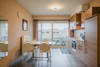 Dit appartement combineert comfortabel wonen met een zeer centrale ligging in een kleinschalige en rustige residentie. Via een aangename en...