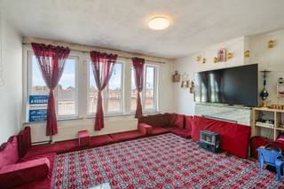 Situé au deuxième étage d'une petite copropriété de deux lots face à la gare de Tournai, cet appartement deux chambres actuellement loué 640€/mois...