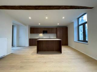 <strong>Stijlvol en lichtrijk appartement op toplocatie – Grote Markt, Tienen. EPB in opmaak!</strong><br /><br />Op zoek naar comfortabel wonen in het hart van Tienen? Dit prachtige appartement op de iconische Grote Markt combineert ruimte, licht en een uitzonderlijke ligging.<br />De lichtrijke woonkamer met open keuken nodigt uit tot gezellige avonden en ontspannen momenten. <br />Het appartement beschikt over 3 tot 4 slaapkamers en 2 moderne badkamers die zorgen voor optimaal comfort en privacy. <br />Buiten geniet je van een aangenaam terras, ideaal om even tot rust te komen in de stad.<br />Huurprijs: 1350 euro/maand. Alle verbruik is privatief.<br /><br /><strong>Meer info? Mail naar claudia@immogve.be of Bel 016/56.14.14</strong>