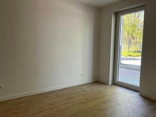 Deze gelijkvloerse wooneenheid beschikt over 2 slaapkamers en combineert comfort met privacy. Het appartement geniet van een zuidgericht terras, een privatieve tuin en een aparte privatieve ingang, wat zorgt voor een aangename en rustige woonbeleving.<br /><br />De afwerking gebeurt met energiezuinige en duurzame materialen. De keuken kan bovendien nog naar eigen smaak samengesteld worden binnen het voorziene budget volgens het lastenboek. (De afgebeelde keukenfoto is louter ter illustratie en toont de keuken van een ander appartement binnen het project.)<br /><br />Om de wagen te parkeren, kunt u terecht in de ondergrondse verdieping, waar een staanplaats voorzien is voor het appartement. De aankoop van deze autostaanplaats is verplicht. <br /><br />Kortom bent u opzoek naar een modern, ecologisch en kwalitatief wooneenheid op een toplocatie te Genk? Of opzoek naar een interessante investering? Aarzel dan zeker niet om ons te contacteren: behic.kargin@dewaele.com of 089 59 99 99<br /><br />Bestuursmaatregelen in het maatregelenregister: nee