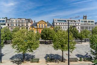 LIGGING<br />Dit exclusieve appartement is gelegen in Residentie B’eau Kouter, een prestigieus vernieuwbouw project op de Kouter midden in het centrum van Gent. Hier bent u omgeven door tal van winkels, horeca, supermarkten, scholen en alles wat deze bruisende stad te bieden heeft. Ook wat betreft woon-werkverkeer vormt dit de perfecte uitvalsbasis, zo heeft u een vlotte verbinding via de autostrade en heeft u tal van opties met het openbaar vervoer.<br /><br />INDELING<br />Dit unieke appartement van maar liefst 241m2 is gelegen op de eerste verdieping en is bereikbaar via de lift of de prachtige authentieke trap. U komt het appartement binnen in een royale centrale inkomhal. Deze verleend toegang tot de ruime en lichtrijke woonkamer met prachtige sierlijsten, hoge plafonds, parket en sierhaarden. Vervolgens komen we in de grote eetplaats, ook hier met behoud van tal van authentieke elementen en een zicht op de Kouter. Deze eetplaats staat in rechtstreekse verbinding met de ingerichte keuken en is voorzien van alle kwalitatieve toestellen. Vervolgens beschikt het appartement over twee grote kamers, 2 badkamers, een toilet, berging en een extra ingerichte keuken. Beide kamers zijn voorzien van een zuidgericht terras met zicht op water. Via de lift of trap is de kelderberging bereikbaar en de private autostaanplaats die kan aangekocht worden.<br /><br />Voor meer info en/of een bezoek contacteer Clément 0476665521