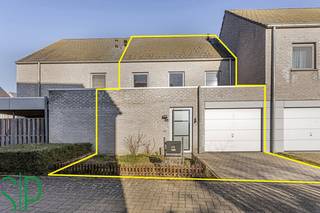 Recente woning in doodlopende en kindvriendelijke straat.Deze gesloten bebouwing van 2012 is gesitueerd in het centrum van Grobbendonk doch een...