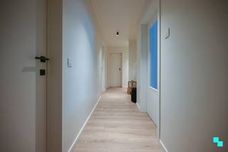 Ontdek dit goed onderhouden en hoogwaardig afgewerkt appartement met drie slaapkamers dat geniet van een bewoonbare oppervlakte van maar liefst 105 m² (volgens het EPC-attest). Het appartement bevindt zich op de eerste verdieping van de residentie 'Velodroom' en geniet van een uitstekende centrale ligging op wandelafstand van het centrum van Ingelmunster. Indeling: Ruime inkomhal met gastentoilet en toegang tot de lichtrijke, ruime leefruimte met open keuken (voorzien van inductie kookplaat, oven, microgolf, koelkast, diepvries, dampkap, vaatwasmachine en dubbele spoelbak) met annex berging. Verder beschikt het appartement over drie slaapkamers waarvan één met aansluitend de badkamer (voorzien van bad, inloopdouche en wastafel). Via de slaapkamers kan u het aangenaam terras met extra berging bereiken. Zeer gunstige ligging| Verwarming op elektriciteit (infrarood) | Lift | Inclusief verlichtingsarmaturen en gordijnen| Provisie gemeenschappelijke kosten: 60 EUR/maand | <strong>Beschikbaar vanaf 15 januari 2026 </strong>| Mogelijkheid tot overnemen van de meubels | Julie organiseert voor dit appartement de bezoeken ter plaatse, mits het maken van een afspraak.