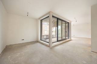 <p>Residentie Souvereyn bestaat uit 27 appartementen met 1, 2 of 3 slaapkamers en oppervlaktes tussen 64 en 136 m². Met een ruim terras of privétuin, verfijnde architectuur, ondergrondse staanplaatsen en duurzame energiebronnen zet het project energiezuinigheid, kwaliteit en wooncomfort voorop. <br /><br />Appartement A1.1 bevindt zich op de eerste verdieping en heeft een oppervlakte van 136m². Het beschikt over een open ingerichte keuken, 3 slaapkamers en een terras van 9m².</p>