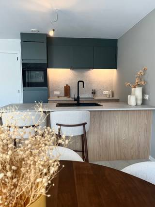 <p><span><strong>Reeds meer dan 60% verkocht!</strong></span><br /><br />Binnenkort van één van deze nieuwbouw appartementen uw thuis maken, midden in het centrum van Maldegem? Dit is de kans!<br /><br />Project Koffiebranderij bevindt zich in het bruisende centrum van Maldegem. Met alle faciliteiten op wandelafstand. Het project bestaat uit 23 appartementen en 4 penthouses. Langs de achterzijde kunt u genieten van een prachtig aangelegde binnentuin. Bovendien zijn de appartementen op het gelijkvloers voorzien van een privé tuintje.<br /><br /></p>
<p>Op de gelijkvloerse verdieping is er nog keuze uit <strong>1-2 slaapkamer appartementen</strong>. Op verdieping 1 en 2 zijn dit <strong>2 slaapkamer appartementen.</strong> <br />Deze zullen uiteraard aan alle hedendaagse energienormen voldoen. Ieder appartement is voorzien van GEOTHERMISCHE WARMTEPOMPEN, vloerverwarming met passieve koeling en ZONNEPANELEN. Het gebouw heeft een zuidgerichte oriëntatie waardoor je steeds kan genieten van het zonnetje vanop je terras of in je tuintje.<br /><br />Ondergronds zijn zowel parkeergarages, staanplaatsen als fietsenstalling terugvinden. Bovengronds wordt nog een extra fietsenberging voorzien met parkeerplaatsen.<br /><br /></p>
<p>Bij aankoop van een appartement is het mogelijk dit helemaal <span><strong>op maat en naar eigen smaak in de richten</strong></span>. U heeft nog de mogelijkheid de vloeren, keuken, badkamer, … zelf te kiezen bij de hiervoor aangeduide leveranciers.<br />Vloeren/keukens op de foto's zijn ter illustratie van reeds verkocht appartementen. <br /><br />Nieuwsgierig naar deze tijdloze bouw met grote raampartijen en ultiem comfort?<br /><br />Contacteer Bonne Vastgoed 7 op 7 voor meer info via 0468/104040 of info@bonnevastgoed.be</p>