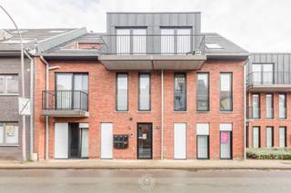 Dit recent appartement, gebouwd in 2019, is gelegen op het Hertjen te Sint-Niklaas en combineert hedendaags wooncomfort met een...