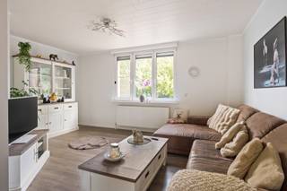 <p>Deze praktische rijwoning in Terhagen is reeds voorzien van het nodige comfort en tegelijk klaar om je eigen touch toe te voegen.<br /><br />De woning beschikt over 3 slaapkamers, een vernieuwde badkamer en een ruime zolderverdieping die nog naar eigen wens kan worden ingericht. <br /><br />Ook de ruime kelder, deels voorzien van natuurlijk daglicht biedt extra mogelijkheden. Momenteel doet deze dienst als wasplaats en extra bergruimte. Tevens werd er onder de originele gewelven een toog geplaatst. De ideale plek voor een gezellige avond met familie of vrienden en een leuke knipoog naar het verleden van de Oude Brouwerijstraat.<br /><br />Achteraan beschikt de woning over een kleine, gezellige stadstuin, een buitenruimte zonder onderhoud.<br /><br />Verder beschikt de woning over een EPC-label B en is de elektrische installatie conform.</p>