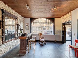 In het centrum van Nieuwpoort-Stad bevindt zich dit karaktervolle handelspand met tal van mogelijkheden. Dankzij de commerciële topligging geniet u hier van maximale visibiliteit en passage.<br />Het gelijkvloers beschikt over een ruime handelsruimte met authentieke elementen en grote raampartijen, ideaal voor een winkel, kantoor of vrij beroep. Achteraan bevindt zich een eerste keuken met toegang tot de stadstuin.<br />Op de verdieping vindt u een volwaardige woonst met 3 slaapkamers, een badkamer en een tweede keuken. Daarnaast beschikt het pand over een kelder en zolderruimte, wat extra bergruimte of uitbreidingsmogelijkheden biedt.<br />Ideaal voor wie wonen en werken wil combineren of ruimte zoekt voor een groot gezin. Een unieke opportuniteit met potentieel, op een locatie waar visibiliteit gegarandeerd is.