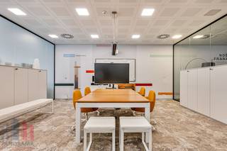 Instapklare kantoorruimte van 640 m² met 10 privatieve parkeerplaatsen te koop op toplocatie langs de Gistelse Steenweg in Sint-Andries. Op de eerste...