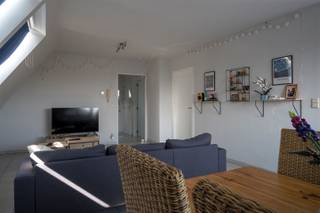 <p><span>I</span><span>NDELING</span></p><p><span><br />Dit aangenaam 1 slaapkamer appartement is gelegen in residentie D'oude Schelde aan de Aalststraat 114 te Oudenaarde.<br />Het appartement geniet 1 slaapkamer, een badkamer met bad en douche, een apart toilet en een licht rijke living met grote open keuken en aansluitende berging.<br />De keuken geniet alle nodige comfort: microgolfoven en oven, vaatwas, frigo, voldoende kastruimte.<br />Bovendien heeft u bij dit appartement een privatieve garage. <br />Achter de garages kan u genieten van de gemeenschappelijke tuin.</span></p><p><span> </span></p><p><span>LIGGING</span></p><p><span> </span></p><p><span>Het appartement is centraal gelegen (snelle aansluiting met de N60) doch op wandelafstand van de markt van Oudenaarde.<br /><br />PRAKTISCH</span></p><p><span><br />Het appartement is verhuurd.<br /><br />Wacht niet om uw bezoek aan te vragen via <span>eefje@immmodhondt.be</span></span><span> of bel 0498888889.<br /><br /></span></p>