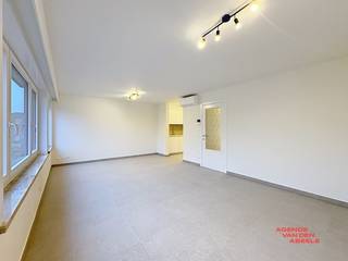 Dit perfect gerenoveerd appartement vinden we op wandelafstand van centrum Brugge. Het geniet van een uiterst rustige ligging in een mooi groen kader. Het appartement is gelegen op de 1ste verdieping van het gebouw. Via de inkom (met apart gastentoilet) komen we in de lichtrijke woonkamer met open en ingerichte keuken (voorzien van kookplaat, dampkap, koelkast, combi-oven, aansluiting wasmachine en aansluiting vaatwas). De slaapkamer vinden we achteraan met aanpalend het zonnig terras. De badkamer geniet van een wastafel met meubel, toilet en inloopdouche. Kortom, alle comfort dat u kan wensen. Kosten: € 80 forfait A.O. (jaarlijks geïndexeerd).