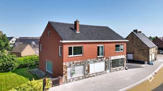 Deze ruime gezingswoning is gelegen op een grondoppervlakte van 588 m² en heeft een bruikbare vloeroppervlakte van 347 m².<br /><br />Deze eigendom bestaat uit: polyvalente ruimte - woonkamer - keuken - kelder - bureau - 1 toilet op het gelijkvloers - terras - tuin - berging - garage met zoldering - nachthal - 1 toilet op de bovenverdieping - 5 slaapkamers - badkamer - zolder. <br /><br />Dit is een woning met veel mogelijkheden.